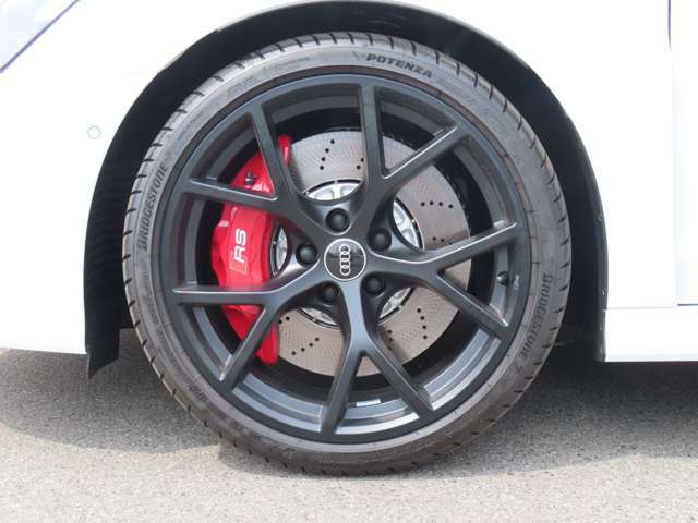 “Audi自動車保険プレミアム”　充実した自動車保険とさまざまの特約やサービス内容でAudiオーナーにふさわしいサポートをご用意。アウディだけのプレミアムサービス「Audiプレミアムケア」を無償で付帯