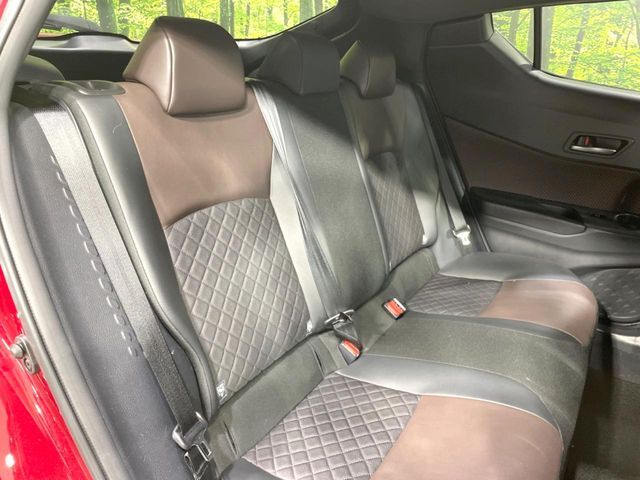 後部座席も気になるようなキズ・汚れやへたり等、大きなダメージはなく、良好な状態です。