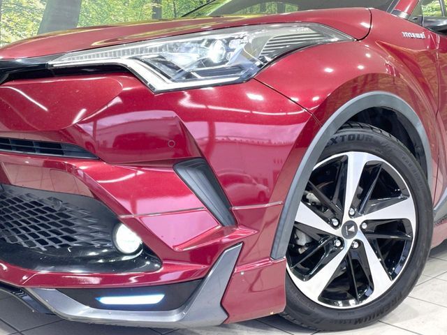 【LEDヘッドライト】悪天候や夜間走行時も良好な視界を確保し安心して運転できる高輝度LEDヘッドライトを装備！点灯速度が早く、消費電力も抑えられています。