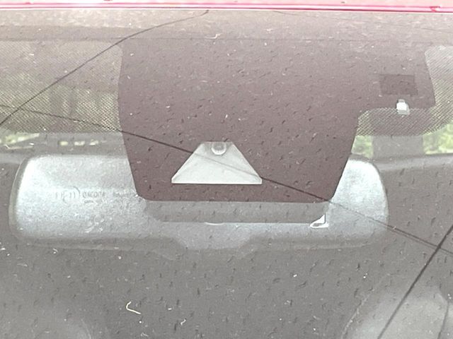 【トヨタセーフティセンス】走行中に前方の車両等を認識し、衝突しそうな時は警報とブレーキで衝突回避と被害軽減をアシスト。より安全にドライブをお楽しみいただけます。