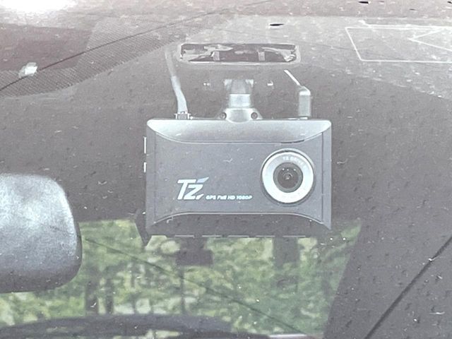 【ドライブレコーダー】安心・安全なカーライフに必須のドライブレコーダーを装備！走行中はもちろん、あおり運転や事故に遭遇した際の状況も映像で記録し、万一のリスクに備えます。