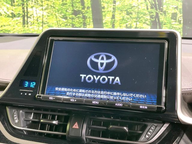 【大画面ナビ】人気の大型9インチナビを装備。存在感のある大画面はインパクト大！ナビ利用時のマップ表示は見やすく、テレビやDVDは臨場感がアップ！いつものドライブがグッと楽しくなります♪