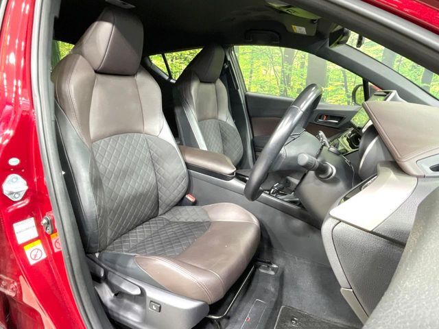 【ハーフレザーシート】高級感と座り心地を両立した人気のシート♪背面・座面のファブリック素材は、通気性の良さや滑りにくさに優れています。気温や服装に左右されず快適にお乗りいただけます。