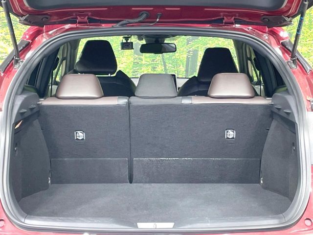 積み下ろしのしやすいデッキにはたっぷりと荷物を積み込んでいただけます。遊びから仕事まで、様々なシーンで頼れます♪