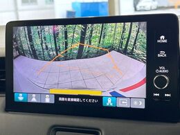 【バックカメラ】駐車時に後方がリアルタイム映像で確認できます。大型商業施設や立体駐車場での駐車時や、夜間のバック時に大活躍！運転スキルに関わらず、今や必須となった装備のひとつです！