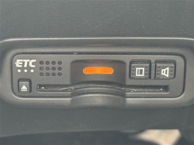 【ETC】有料道路を利用する際に料金所で停止することなく通過できる、ETC車載器（ノンストップ自動料金収受システム機器）が装備されています。セットアップを行うことで利用可能になります。