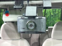 【ドライブレコーダー】安心・安全なカーライフに必須のドライブレコーダーを装備！走行中はもちろん、あおり運転や事故に遭遇した際の状況も映像で記録し、万一のリスクに備えます。