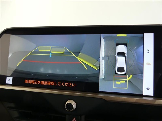 パノラミックビューモニター付きです。車両を上から見たような映像を画面に表示。運転席からの目視だけでは見にくい、車両周辺の状況をリアルタイムでしっかり確認できます。