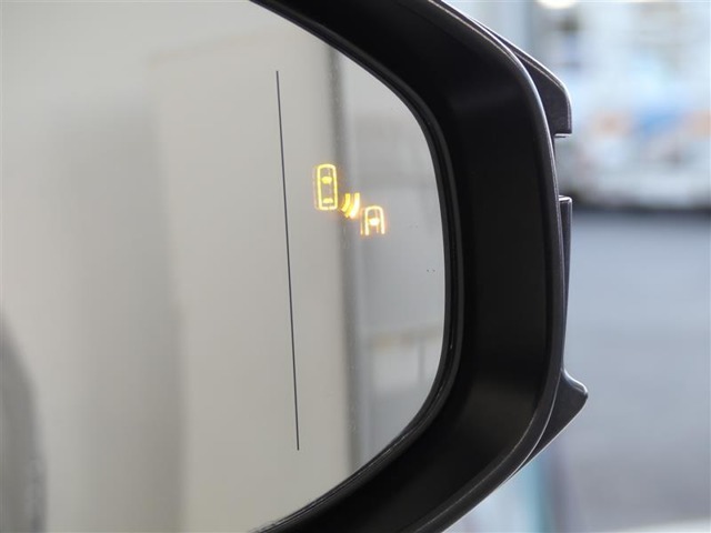 ブラインドスポットミニター搭載。隣車線を走る車両をレーダーで検知し、確認しにくい後側方エリアに存在する車両や急接近してくる車両も検知するとドアミラーに搭載されたLEDインジケーターが点灯します。