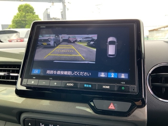 リバースギアに入れるだけで後方の表示へ切り替わります。夜間や雨の日の駐車も楽になりますよ。
