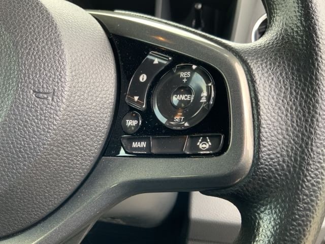 クルーズコントロールを装備しています。高速道路などで一定の速度で走ってくれるので運転が楽ですよ！速度を設定できますので、スピードの出しすぎにも注意できます。