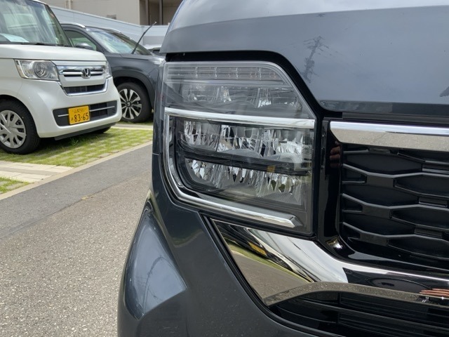 LEDヘッドライトは、点灯の瞬間から最大光量を発揮し、突然暗くなるトンネルなどでの安定感を高めます。