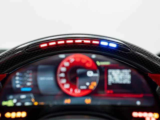 LEDはレブリミットに近づくとシフトアップを促します。また、サーキット走行時、視野をそらさずシフトチェンジを行えます。