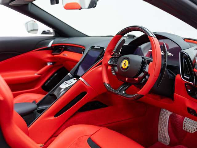 内装はRosso Ferrariを選択されております。希少な右ハンドルのお車です。