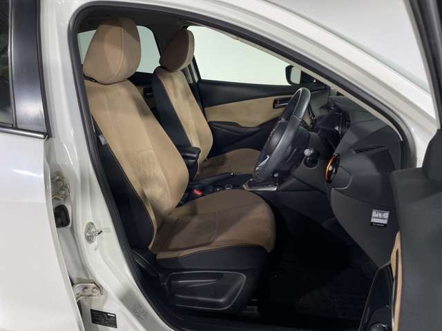 【運転席】座り心地が良いシートなので長時間の運転でも快適にお過ごしいただけます。新品のフロアマットのご注文も可能です。掲載箇所以外にご希望の写真がございましたらお気軽にお問い合わせ下さい。