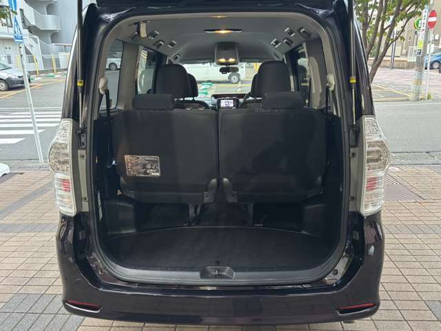 3列目シート使用時でも、十分な広さの荷室を確保しています。【ヴォクシー】