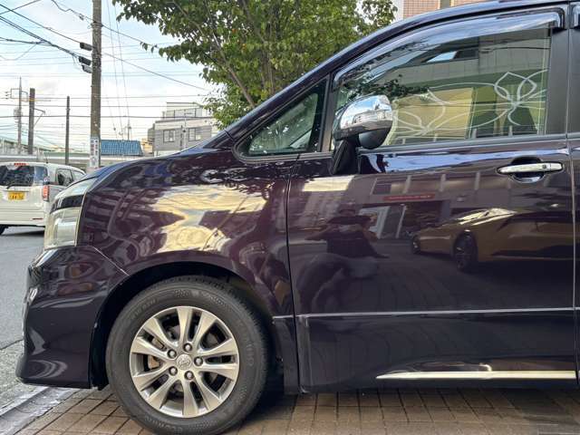 ボディに映り込む光沢が、この車の状態の良さを物語っています。【ヴォクシー】