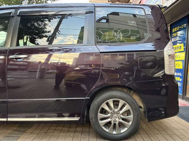 ボディに映り込む光沢が、この車の状態の良さを物語っています。【ヴォクシー】