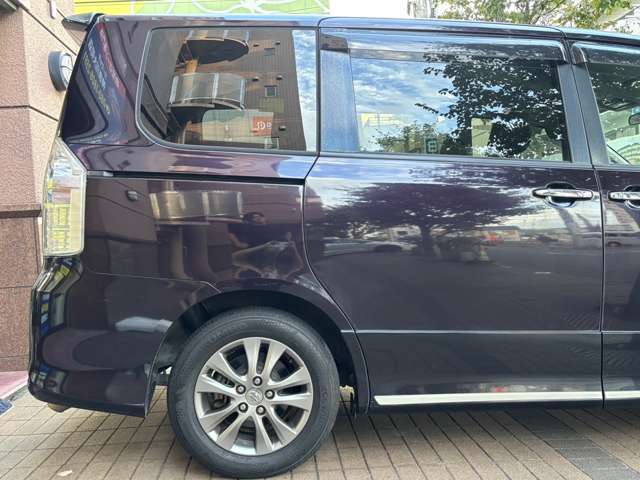 濃いボディカラーが光を受けて輝く、美しい一台です。【ヴォクシー】