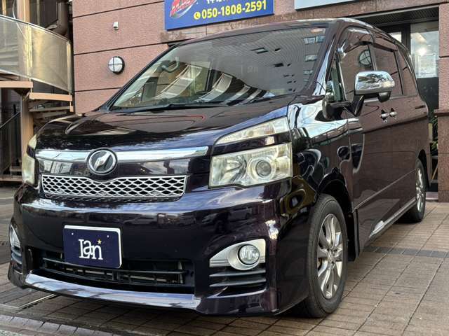 エアロパーツの存在感が際立っています。【ヴォクシー】