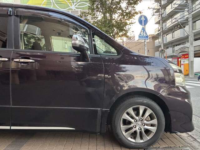 サイドミラーのメッキがアクセント。人気の『煌II』仕様です。【ヴォクシー】