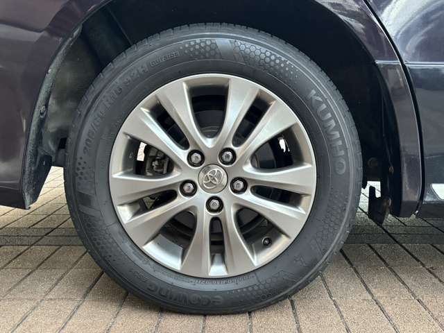 足回りもバッチリ！純正アルミホイールに目立った傷もありません。【ヴォクシー】
