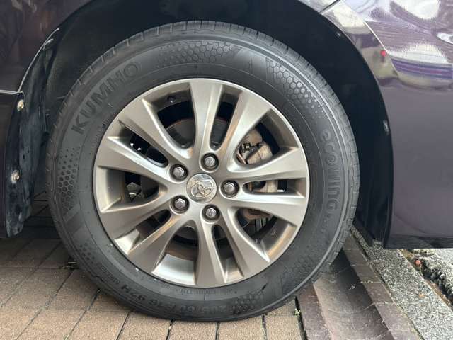 足回りもバッチリ！純正アルミホイールに目立った傷もありません。【ヴォクシー】