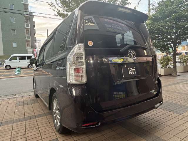 リアもぬかりなくピカピカ！後方からの見た目もバッチリ決まります。【ヴォクシー】