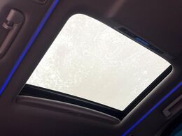 【サンルーフ】開放感たっぷりの希少装備、サンルーフが装着されています！車内に明かりを取り入れたり景色を楽しむ以外にも、車内の空気も簡単に換気できて快適です！