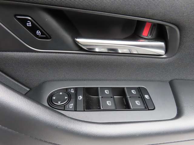 ☆ドアロックの際にはドアミラーが自動で格納します。すべての席はオートで開閉のパワーウィンド☆