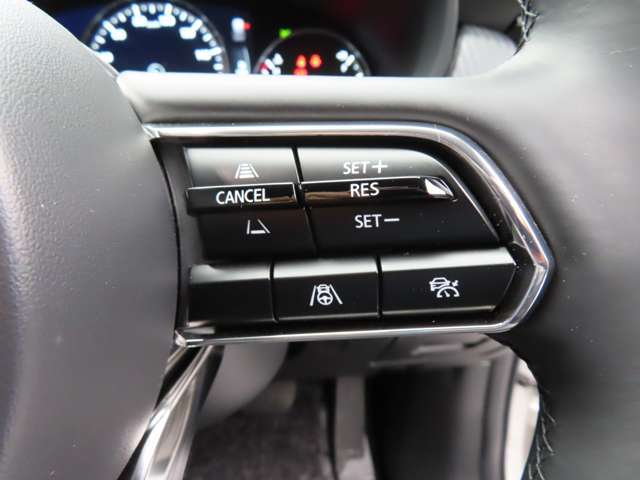 ☆クルーズコントロールはアクセルから足を離しても車速を一定に保つことが出来ます。ずっとアクセルを踏んでいる必要がないため、ドライバーの負担軽減に繋がります☆