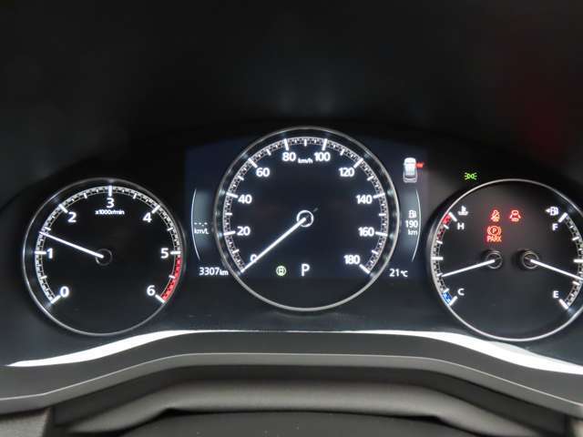 ☆マルチスピードメーターを装備。走行安全に関わる情報をドライバーの視野の中心付近に集中させることで視線移動の低減と読み取りやすさを高めています☆