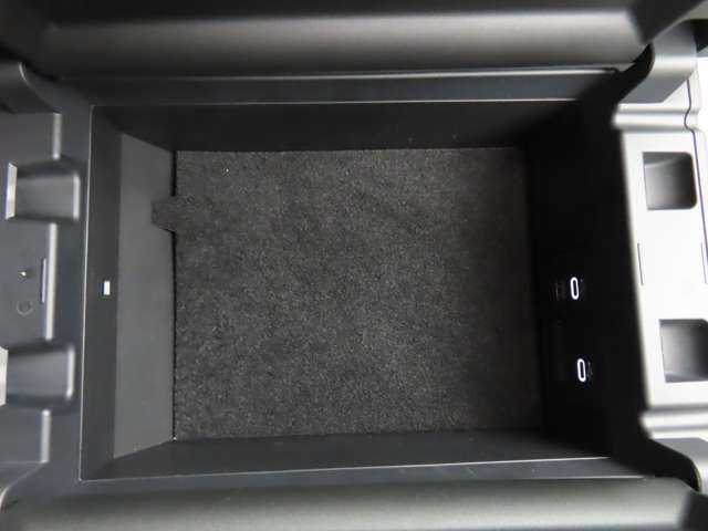 ☆USB端子2個＆HDMI端子1個、ミュージックプレーヤー接続でお気に入りの音楽を楽しむことができます。USB端子接続で可能な端末充電を同時に2個行うことができます☆