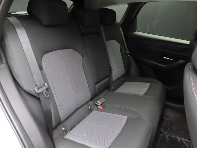 ☆後部座席も広々スペースです。大きな座面でリクライニング無しでもゆったりロングドライブをお楽しみいただけます☆