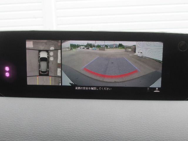 360°ビュー・モニター搭載で車の周囲を映像で確認。同時にリアカメラで後方視界も確保できます。夜間や狭い駐車場で大変便利です。