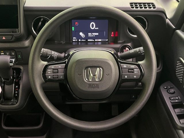 インテリアに合わせたデザインのステアリングは、運転される方のことも考え、運転しやすい形状、大きさです。是非一度、実際に触ってお確かめください。