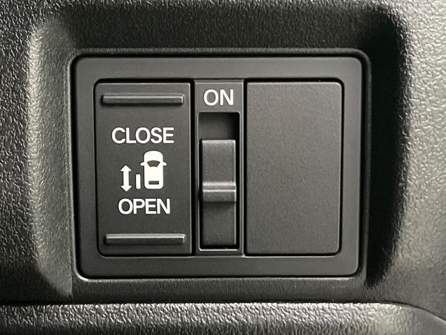 【パワースライドドア】スマートキーや運転席のスイッチでスライドドアの開閉が可能♪電動だから力を入れてドアを開ける必要が無く、小さいお子様でも、重い荷物を持っている時もラクに開け閉めできます♪