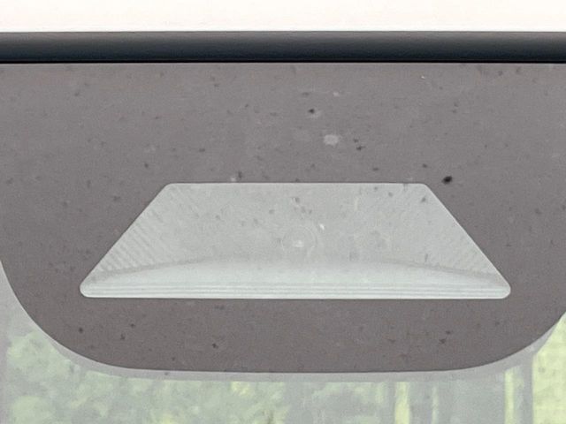 【ホンダセンシング】走行中に前方の車両等を認識し、衝突しそうな時は警報とブレーキで衝突回避と被害軽減をアシスト。より安全にドライブをお楽しみいただけます。