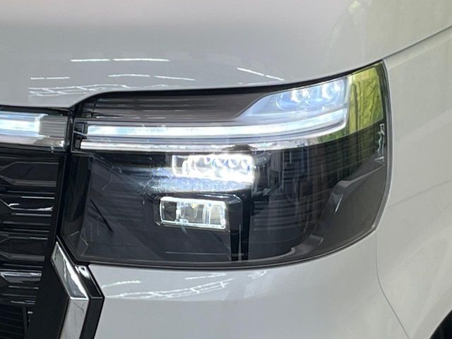 【LEDヘッドライト】悪天候や夜間走行時も良好な視界を確保し安心して運転できる高輝度LEDヘッドライトを装備！点灯速度が早く、消費電力も抑えられています。