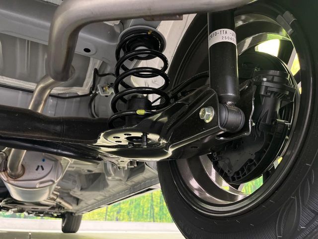 お車を安心してお乗りいただく為には、足回りの定期点検が欠かせません。サービスサポート（有償保証）では無料点検もご提供しており、安心のカーライフをお過ごしいただけるサポート体制が整っています。