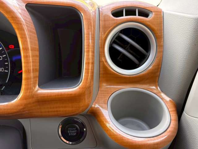 ☆ドリンクホルダーもハンドル横に搭載しておりますので、運転中に喉が渇いた時でも視界に入る場所なので、安全運転が出来ます！