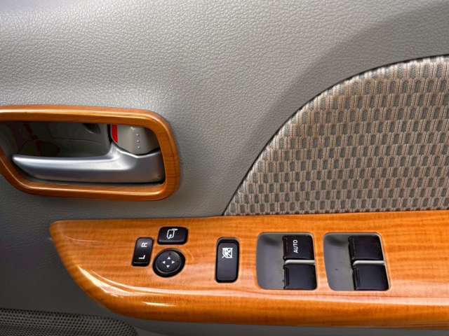 ☆パワーウィンドウと電動格納ミラーが搭載しております！狭い道での離合の時は大変便利です！