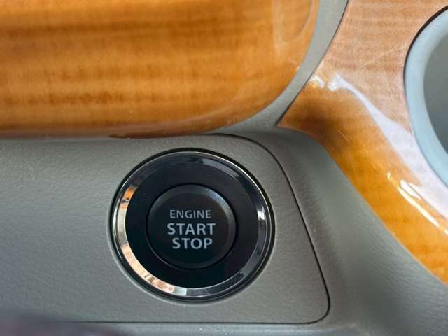 スマートキー搭載の車両は、バックやポッケにキーを持っていることで、鍵を挿入する手間がない大変便利な機能です！ボタン一つを押したり鍵を入れずにエンジンを掛けることが可能です！
