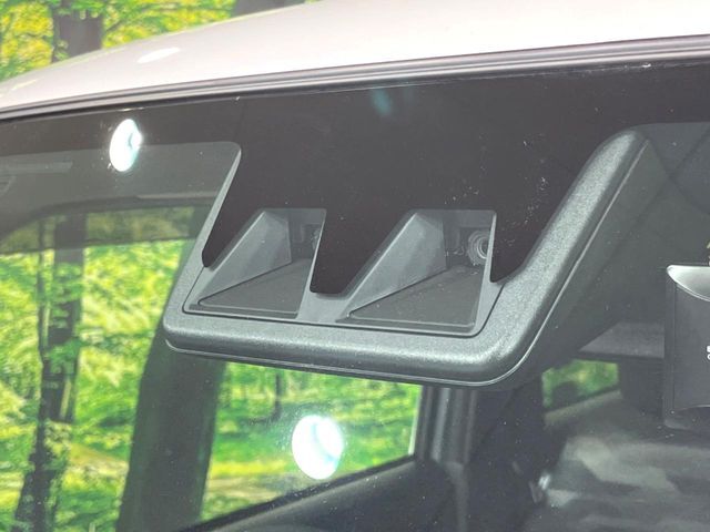 【スマートアシスト】走行中に前方の車両等を認識し、衝突しそうな時は警報とブレーキで衝突回避と被害軽減をアシスト。より安全にドライブをお楽しみいただけます。