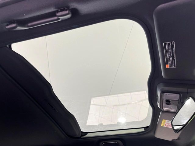 【ガラスルーフ】ガラスルーフ搭載で車内の解放感が一気にアップ！開放的なドライブをお楽しみいただけます。