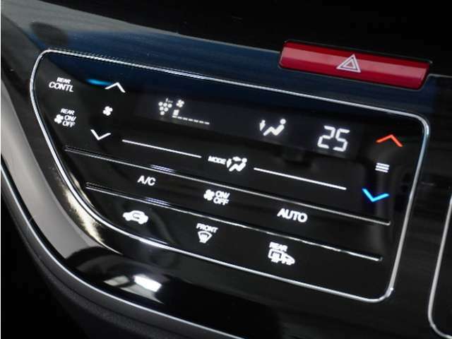 【オートエアコン】が装備されいます。好みの温度に設定するだけで、エアコンの風量やモード切替を自動でコントロールしてくれます。操作が少ないので、燃費が良くなり運転に集中出来る為安全運転にもなります。