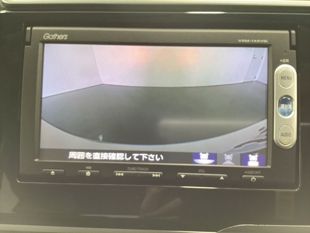 ギヤをR（バック）に入れるとナビの画面に後ろの映像が映るリアカメラ付です。後退時、コンディションが悪い視界でもカラーバックモニターがドライバーをサポートします。