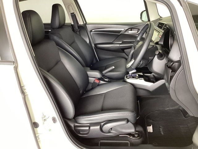 広い足元にゆったり座れるシートには肘掛けも装備しており長距離の運転でも疲れにくくなってます。女性でも運転がしやすいように、シートの高さ調整機能（シートリフター）がついています。