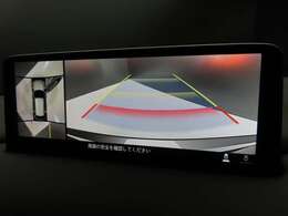 上空から俯瞰した映像で周囲の状況を確認出来る360°ビューモニターです。これなら狭い駐車場でも安心ですね。また、隠れたお子様やいつの間にか置かれたカートも確認出来ますね。