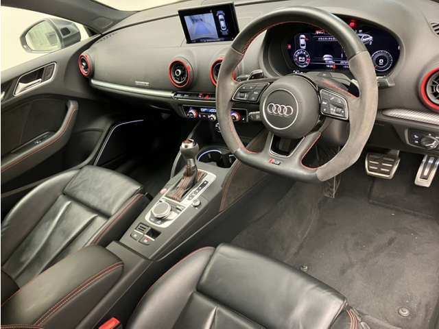 徹底した納車整備を施して上質なコンディションでお客様にお届けするのがAudi認定中古車。充実した保証やサポートで安心してお乗りいただけます。「Audiが2度認めたAudi」、それがAudi認定中古車です。